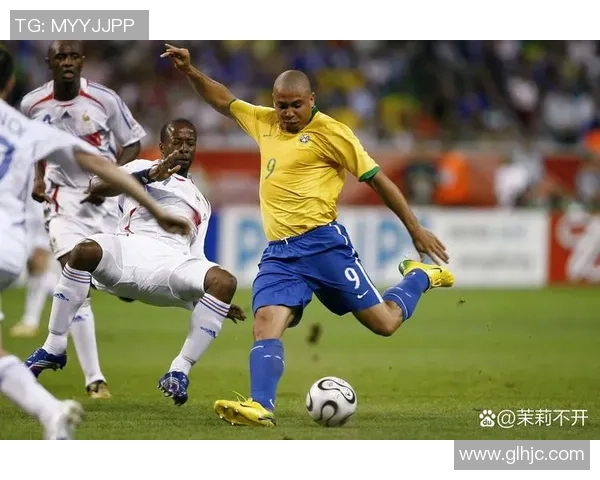 贝利传奇：足球之王的荣耀时刻与永恒壁纸回顾